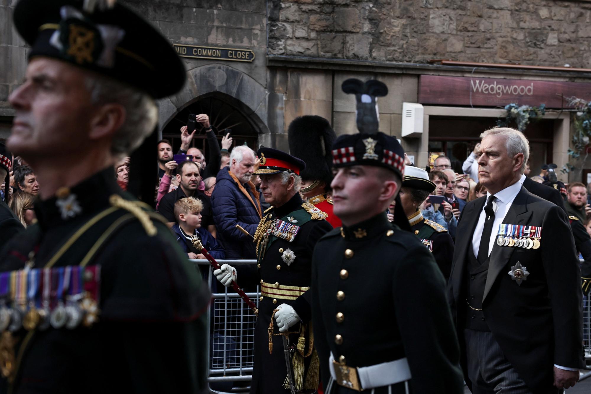 EN FOTOS | Una multitud acomiada Elisabet II a Edimburg