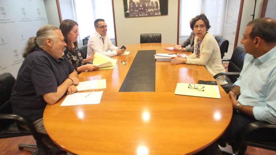 Reunión de Podemos y el PSOE sobre fiscalidad, en la Junta