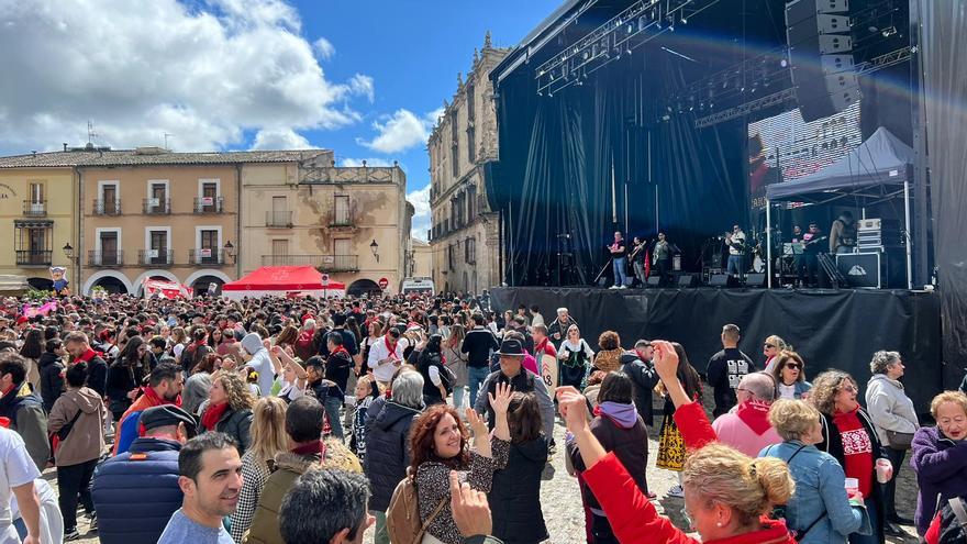 Trujillo despide la Pascua a ritmo de Chíviri y ni la lluvia impidió la diversión