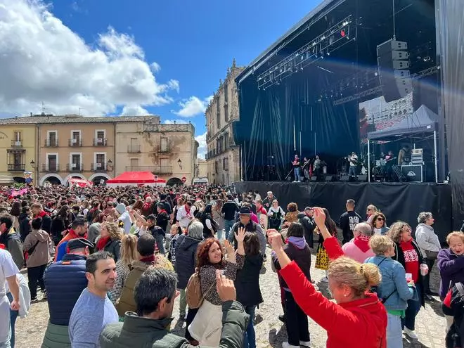 Trujillo despide la Pascua a ritmo de Chíviri y ni la lluvia impidió la diversión