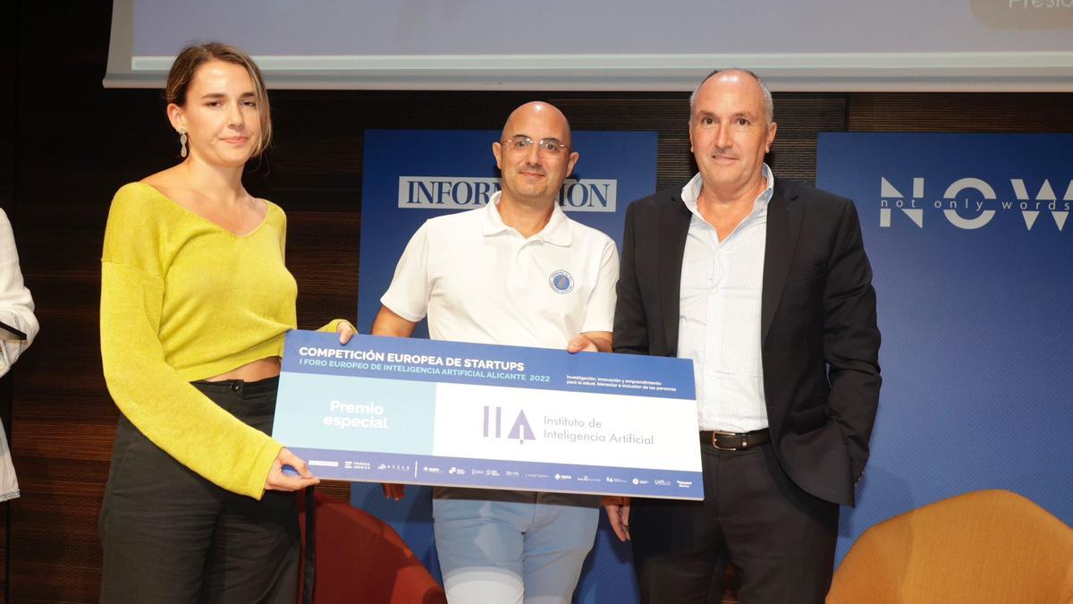  Andrés Torrubia, fundador del Instituto de Inteligencia Artificial, entrega el premio a Newman Brain.