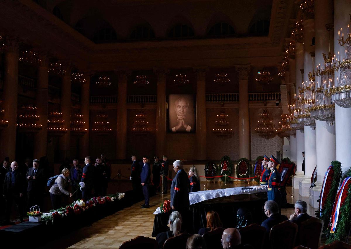  Los dolientes asisten a un servicio conmemorativo de Mikhail Gorbachev, el último líder de la Unión Soviética, en el Salón de Columnas de la Casa de los Sindicatos en Moscú.