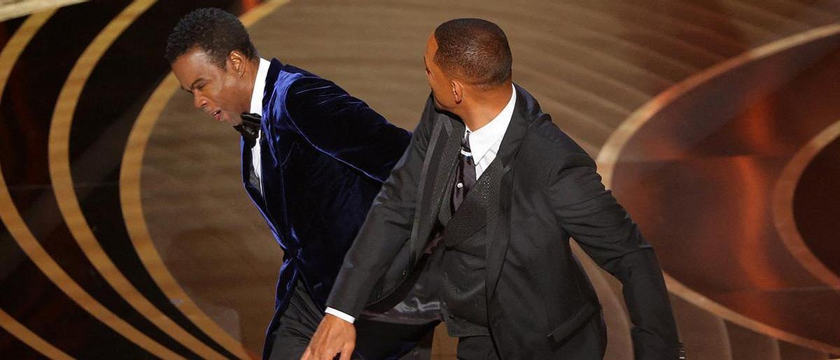 Will Smith abofetea a Chris Rock en la gala de los Oscar 2022..