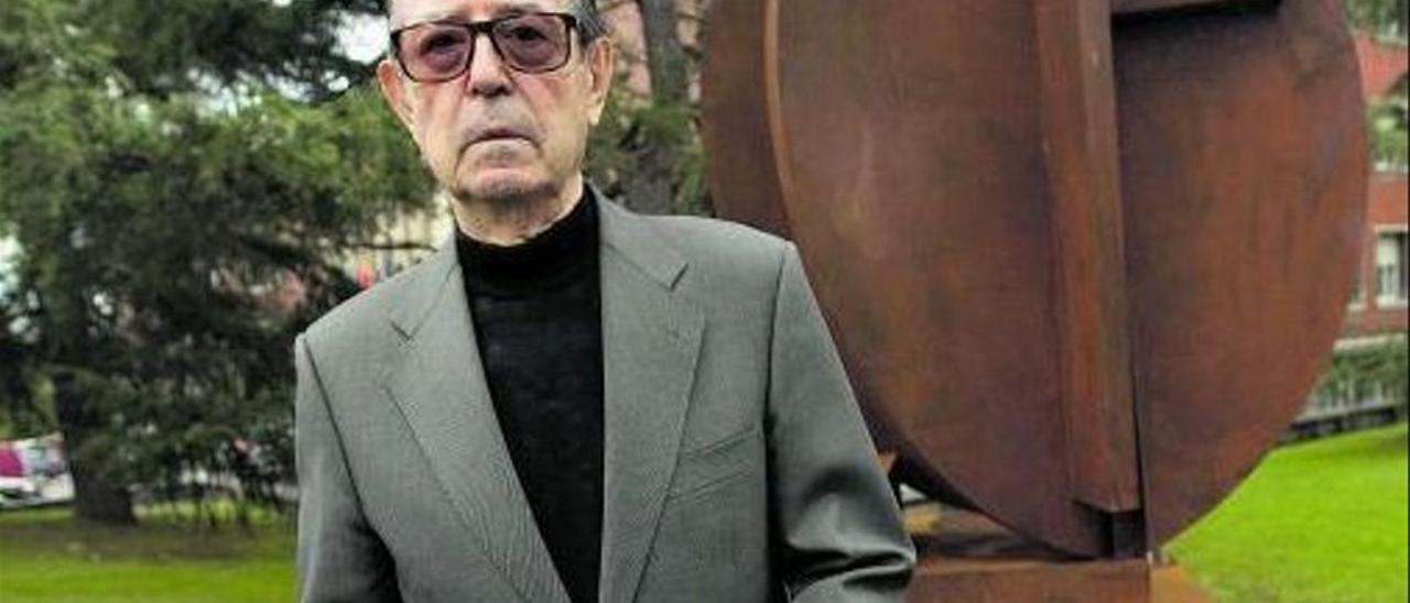 Rafael Canogar posa en Oviedo, ante su escultura ‘Greco II’.