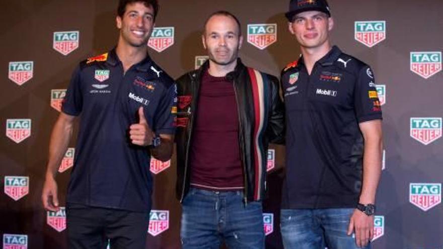 Iniesta, entre els pilots de Red Bull Ricciardo i Verstappen.