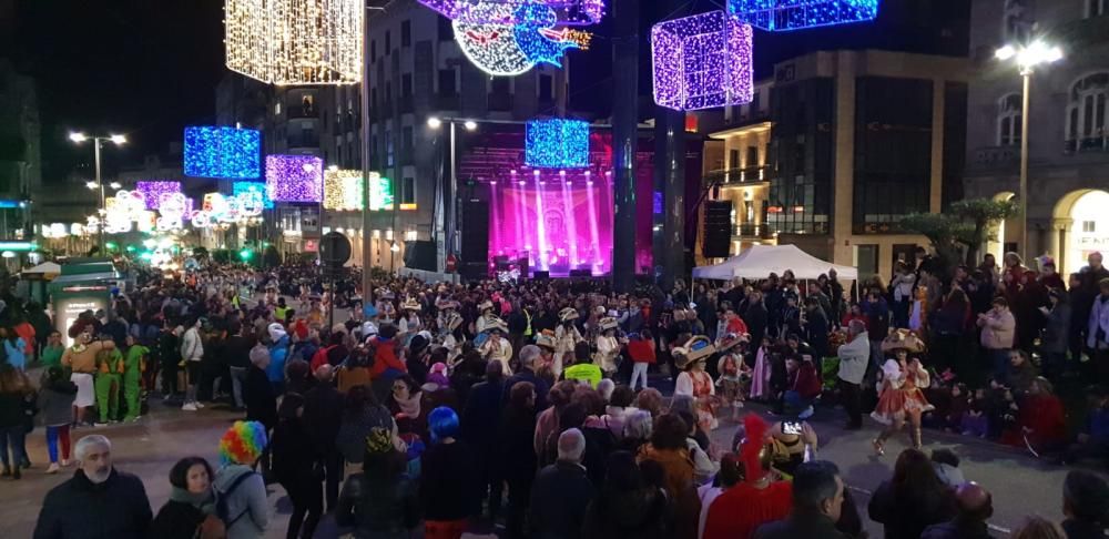 Miles de personas se congregan en el centro de la ciudad para seguir la marcha de las 28 agrupaciones que desfilaron entre Isaac Peral y la Porta do Sol.