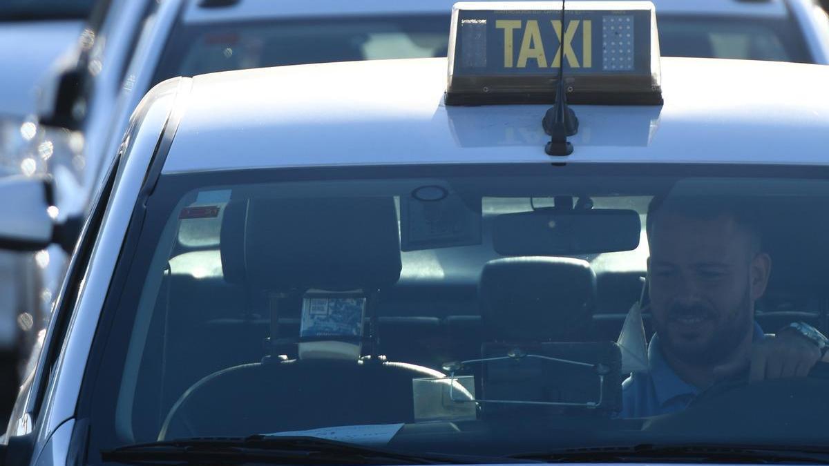 Concentración de taxistas en la capital grancanaria.