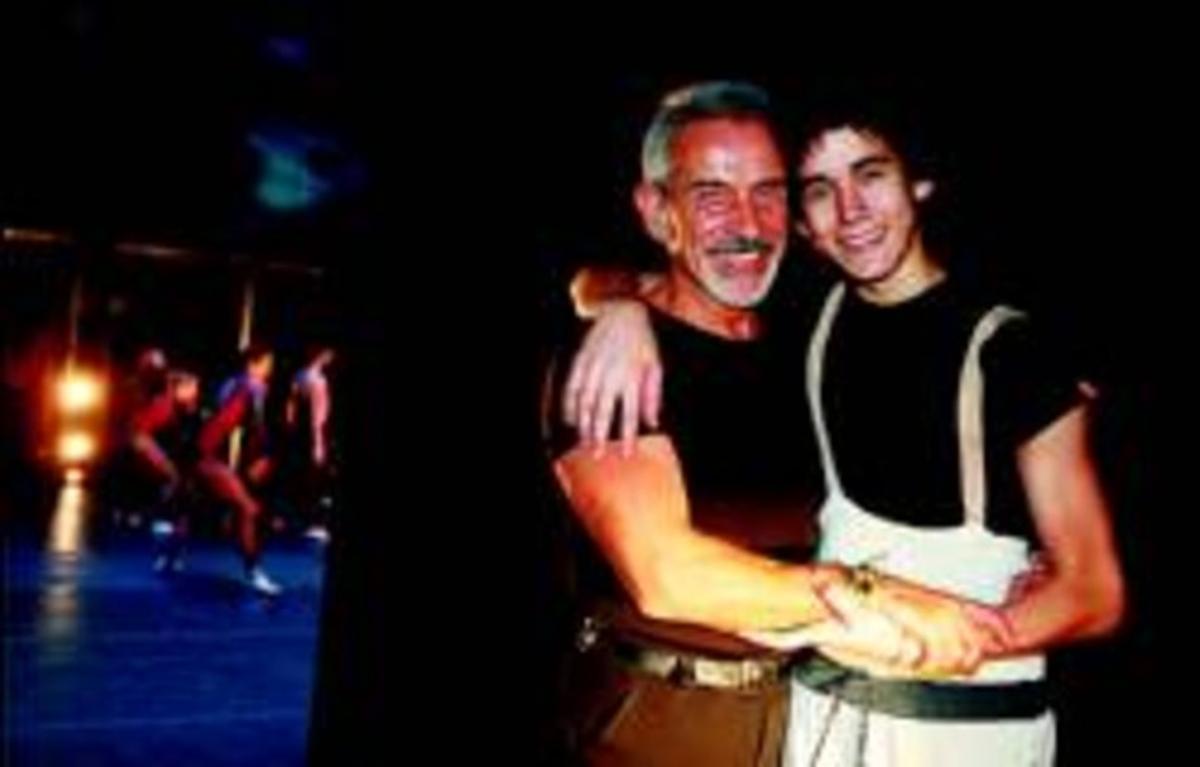 Víctor Ullate, abraçat al seu fill, ahir, a l’Auditori de Sant Cugat.