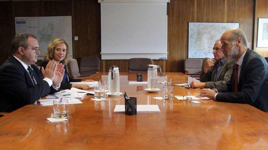 Isaac Pola, a la izquierda, y la directora general de Minas de Asturias, Belarmina Díaz, durante su reunión con el secretario de Estado de Energía, José Domínguez Abascal, y otro representante ministerial.