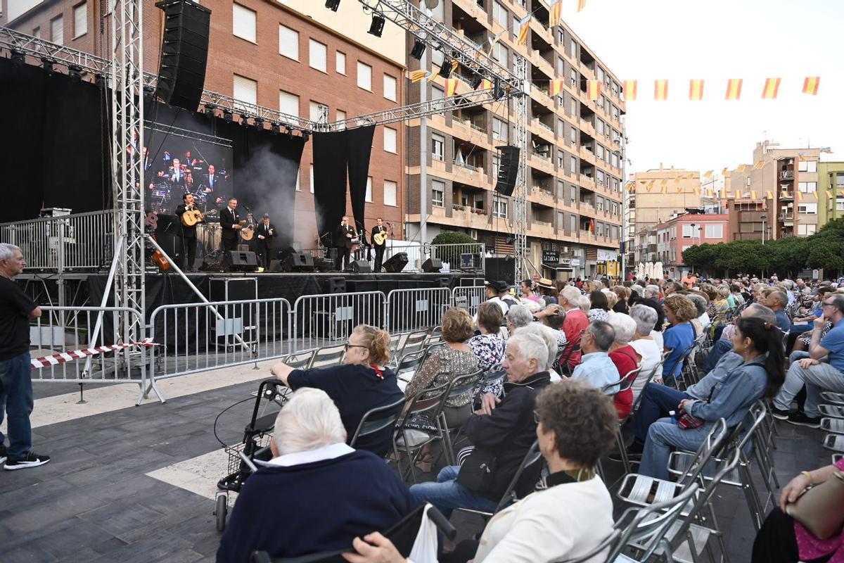 Más de un millar de jubilados de Almassora merendó en la plaza Pere Cornell y disfrutó del concierto de Jacaranda.