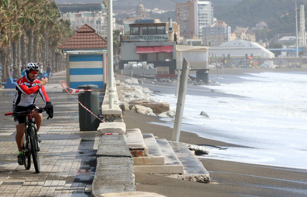 Málaga capital vive una jornada marcada por el fuerte viento, que ha afectado a playas y paseos marítimos y ha obligado a cortas las comunicaciones marítimas con Melilla.