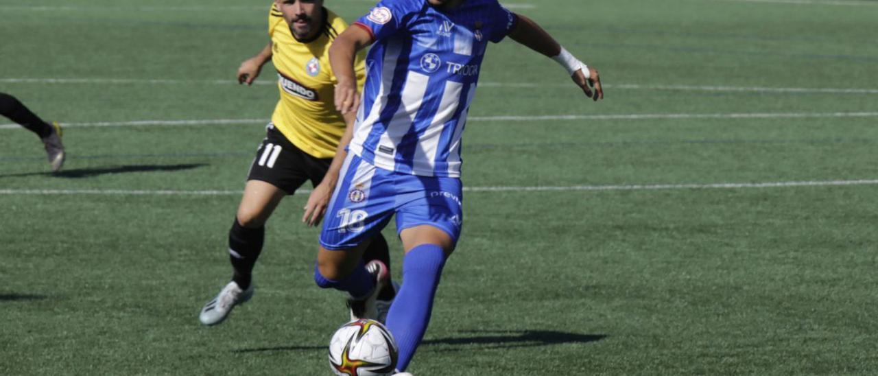 Omar Sampedro presiona a Fernando en el Llanera-Real Avilés de esta temporada. | Fernando Rodríguez