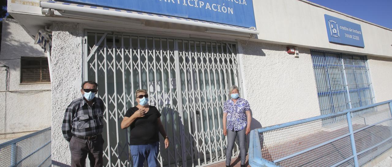 Vecinos de Juan XXIII ante las dependencias de la biblioteca cerrada