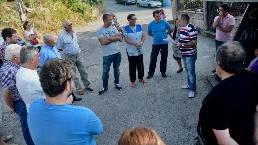 Reunión de la Plataforma del Rural con los vecinos de Peralba que tuvo lugar ayer. // Rafa Vázquez