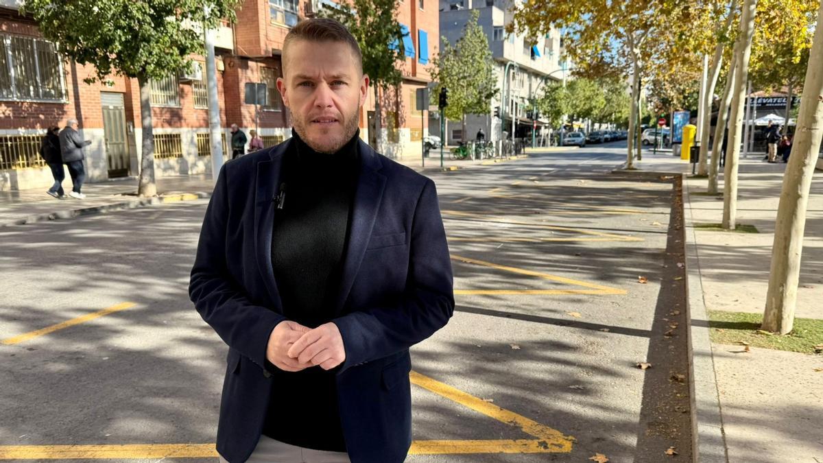 El socialista Mariano Valera, en la Plaza Primero de Mayo sobre el aparcamiento vacío pero reservado