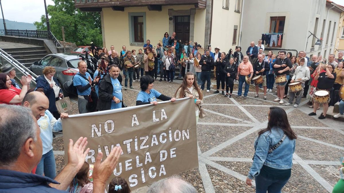 Manifestación a favor de la escuela de música, a mediados de junio.