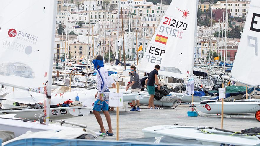 Las embarcaciones que disputan un campeonato de España organizado en el Club Náutico Ibiza, con la vista de Dalt Vila al fondo.