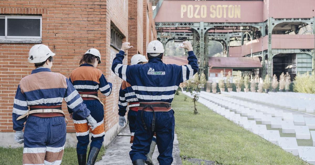 Visitantes en el Pozo Sotón.|  | CEDIDA A LNE