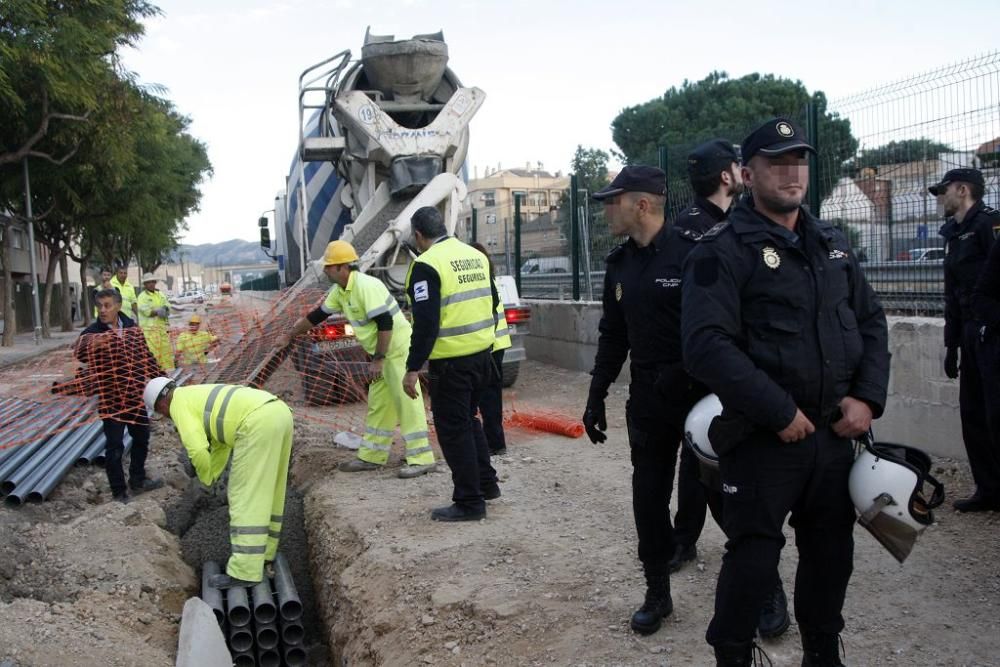 Una nueva zanja en las obras del AVE vuelve a reunir a los vecinos en las vías