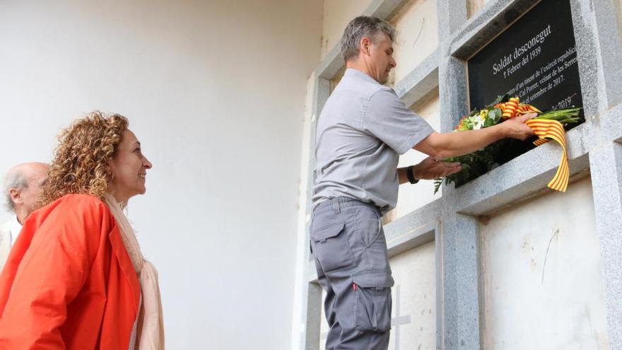 La consellera de Justícia, Ester Capella fent una ofrena floral durant l&#039;enterrament del soldat desconegut a Cassà de la Selva