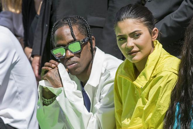 Kylie Jenner y Travis Scott asisten a un desfile de  LouisVuitton en París