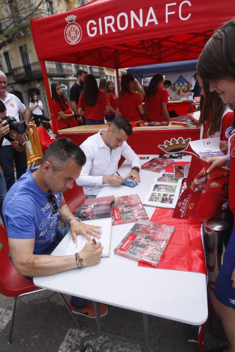 Eloi Amagat i Àlex Granell signen llibres i samarretes per Sant Jordi