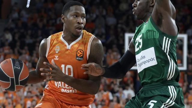 Omari Moore entra a canasta durante el partido de esta semana ante Panathinaikos.  | MIGUEL ÁNGEL POLO / EFE