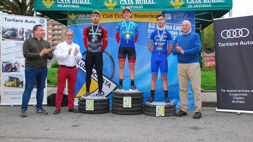 Podio del Campeonato de Asturias junior: por la izquierda, Jorge González, Sergio García y Guillermo Fernández.