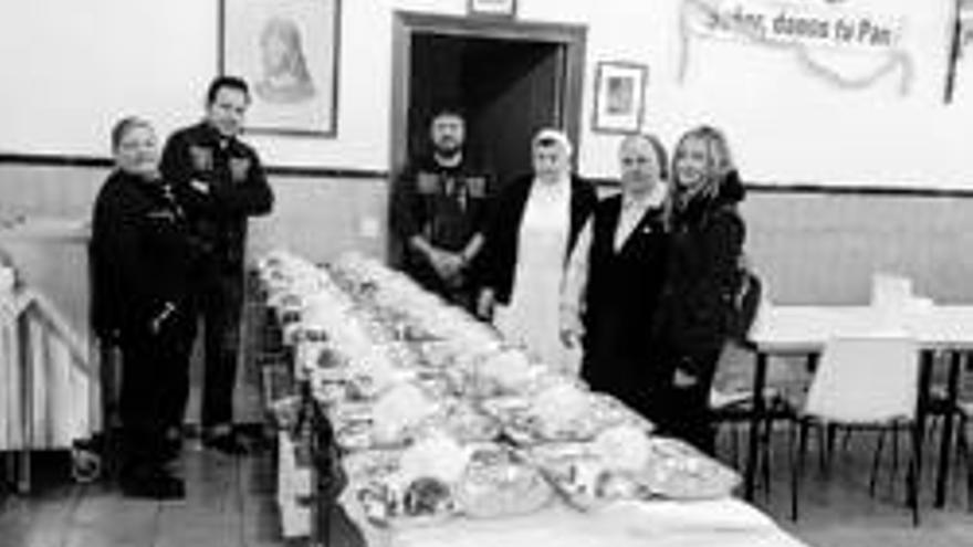 El club Buitres Leonaos entrega 200 kilos de alimentos al comedor de las Hijas de la Caridad