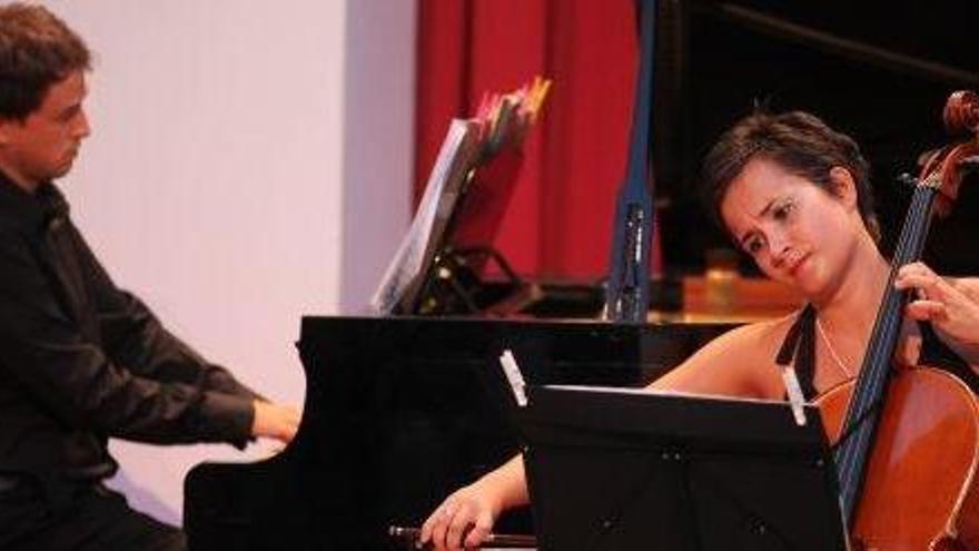 El pianista ibicenco Llorenç Prats y la violonchelista húngara Eszter Karasszon, durante el acto inaugural de las Festes de la Terra.