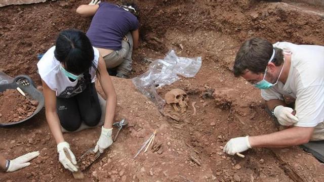 La ley de Memoria Histórica de Extremadura prevé ayudas y un censo de víctimas del franquismo