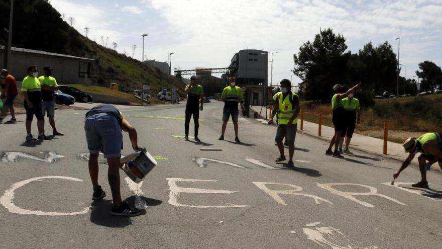 Treballadors de Montajes Rus en un dels accessos a la mina de Súria aquest 31 de juliol del 2020