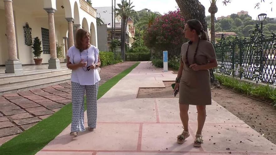 La alcaldesa de Benicàssim, Susana Marqués (i), pasea por los jardines de Villa Elisa durante la entrevista con Medi TV.
