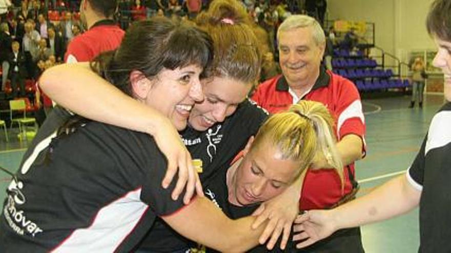 Las jugadoras del Monóvar celebran el ascenso al término del encuentro.