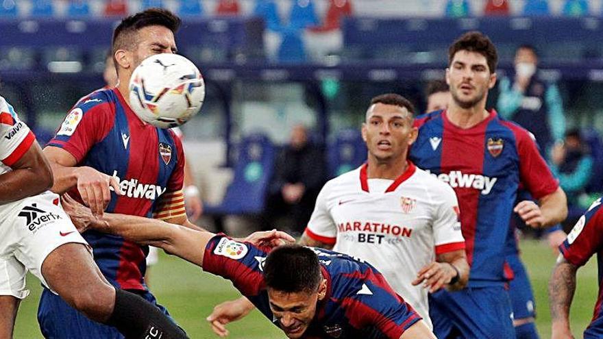 Una acción defensiva de los granotas en el Levante-Sevilla