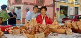 Un pan de escanda elaborado en Nava triunfa en el certamen de Grado: "La clave está en hacerlo todo a mano y en horno de leña"