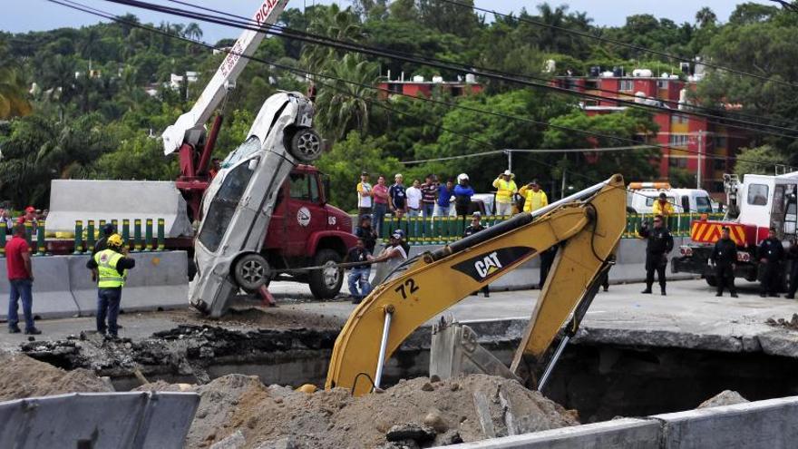 Mueren dos personas atrapadas en un socavón en en una autopista de México