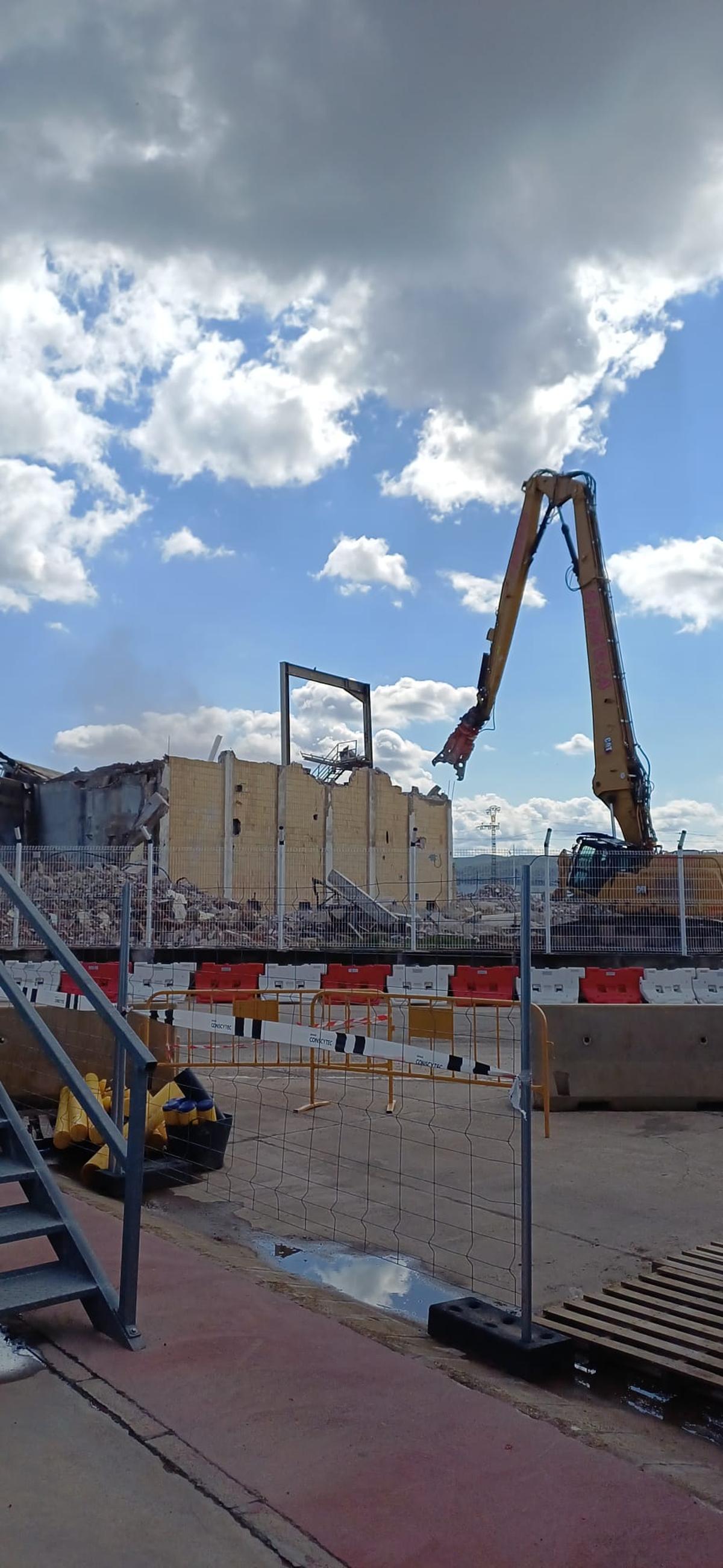 Una pala treballa enderroca l'últim vestigi de l'imperi Suñer.