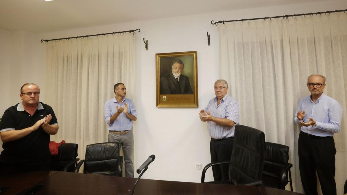 Martí Torres y Joan Monjo destapan el cuadro de Feliciano Fuster que cuelga en la sala de plenos, el pasado año 2018.