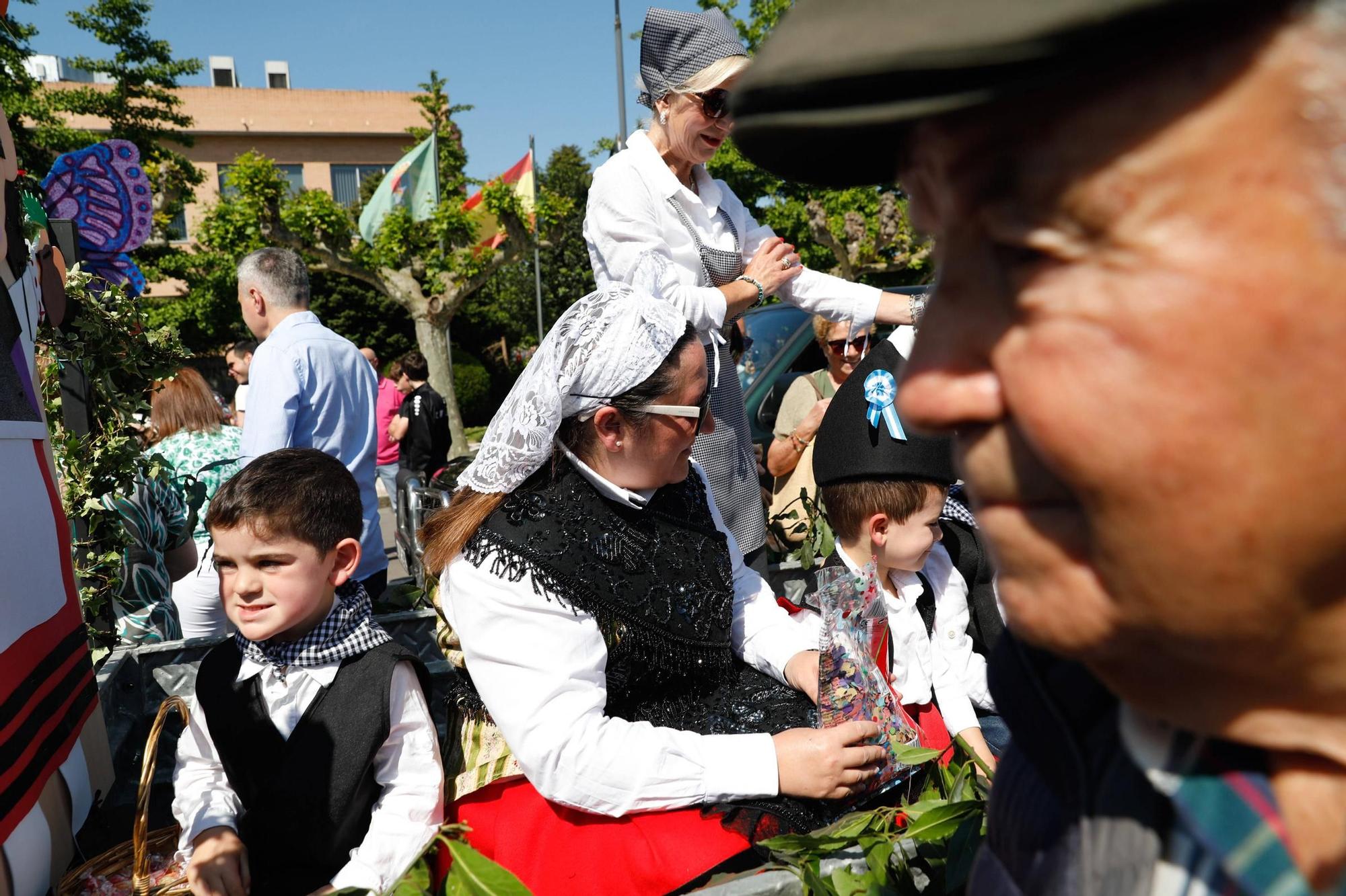 EN IMÁGENES: Así se ha vivido el desfile de carrozas y xarrés de las fiestas de San Isidro en Piedras Blancas