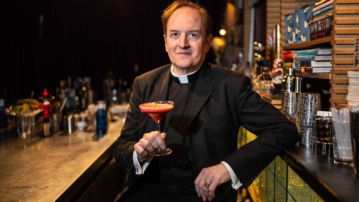 José Apeles en la coctelería Dry Martini de Barcelona