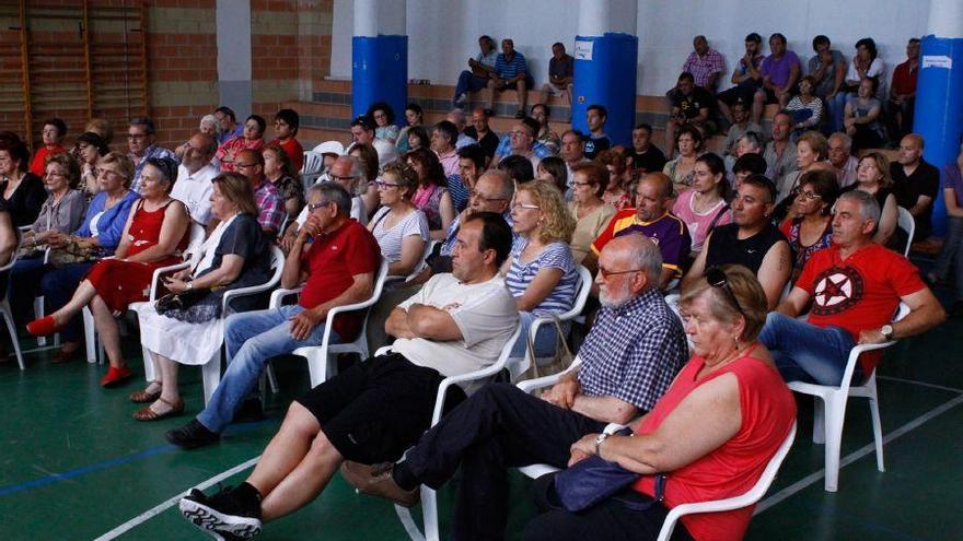 Vecinos que asistieron a la asamblea celebrada esta tarde