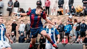 Nil Vicens vuela en una escena del Cadete A-Oporto en Sant Feliu de Guíxols