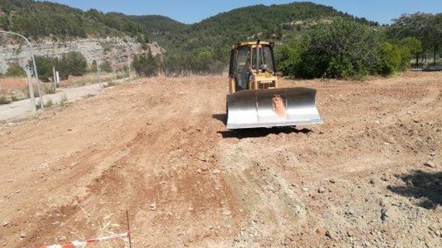 Una màquina aplanant el terreny en una de les parcel·les