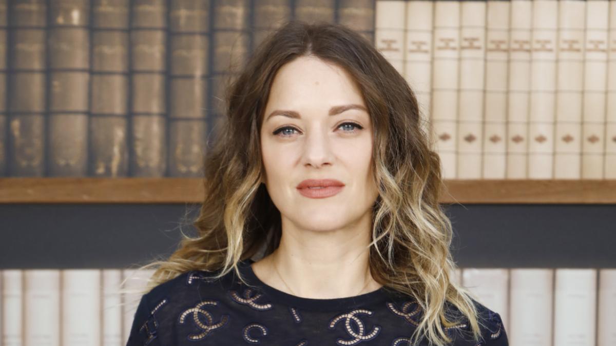 Marion Cotillard, en un photocall vestida de Chanel