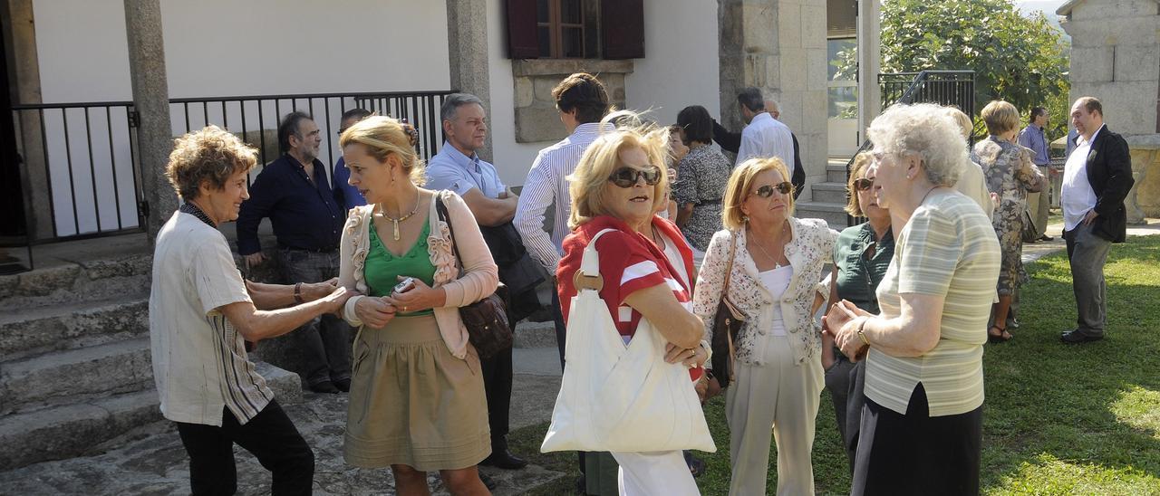 Elena Colmeiro (á esquerda), na súa casa de Costela durante o acto celebrado en 2011 e no que tivo parte moi activa o daquela concelleiro Matías Rodríguez da Torre (ao fondo á dereita).  // Bernabé/Javier Lalín