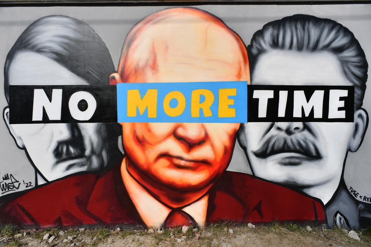 Mural que muestra a Hitler, Putin y Stalin No más tiempo creado por el artista de graffiti Tuse, en una pared en Gdansk, al norte de Polonia