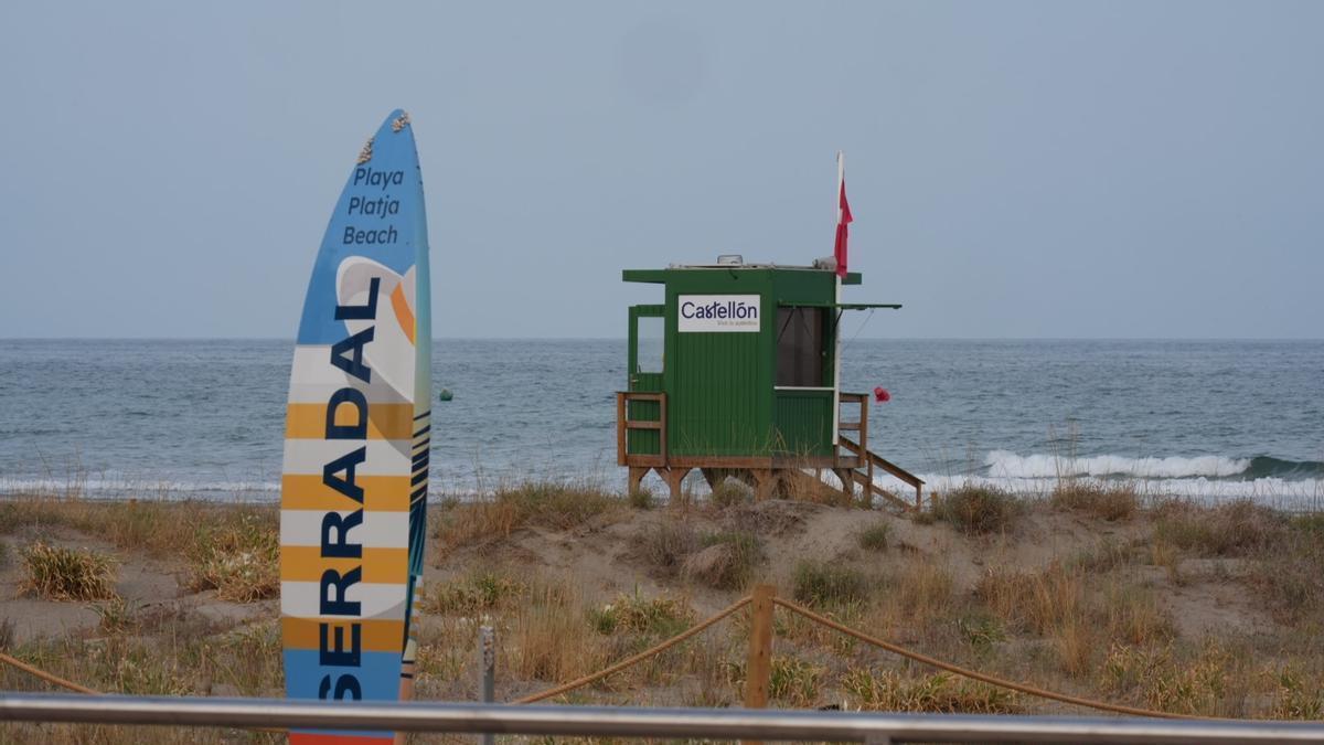 La playa del Serradal sigue cerrada este miércoles.