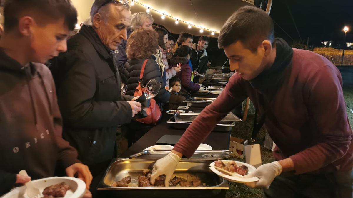 Servint carn de vedella a la Fira de la Muussegada d’Olvan del novembre passat