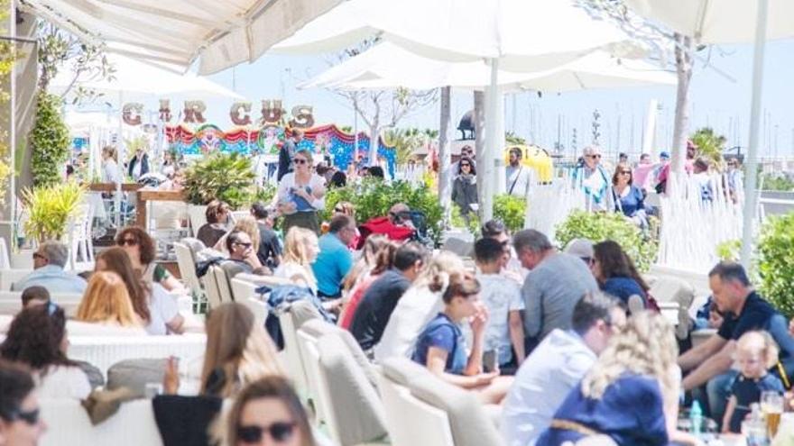 Turistas en la Marina de València.